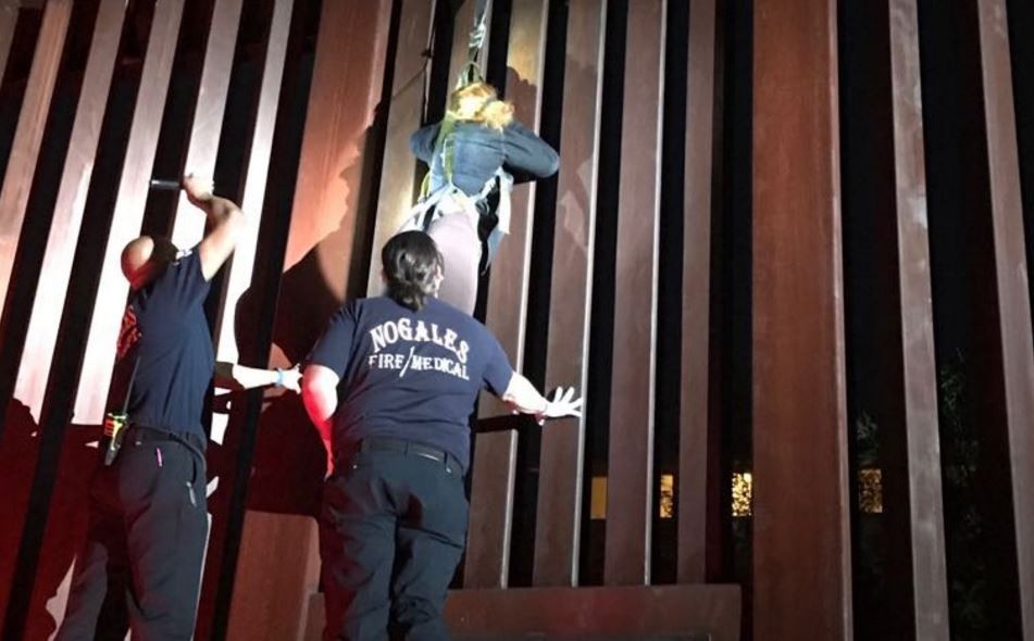 Rescataron a una mujer que quedó colgada del muro fronterizo entre EE.UU. y México | Internacionales