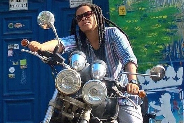 Video: Anfitrión holandés de Airbnb tira por las escaleras a una inquilina sudafricana | Internacionales