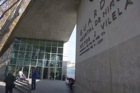 Indignación en Rosario con un motociclista que por esquivar a un perro atropelló a dos nenas | Actualidad