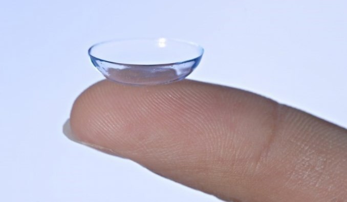 Médicos encontraron 27 lentes de contacto en el ojo de una mujer | Curiosidades