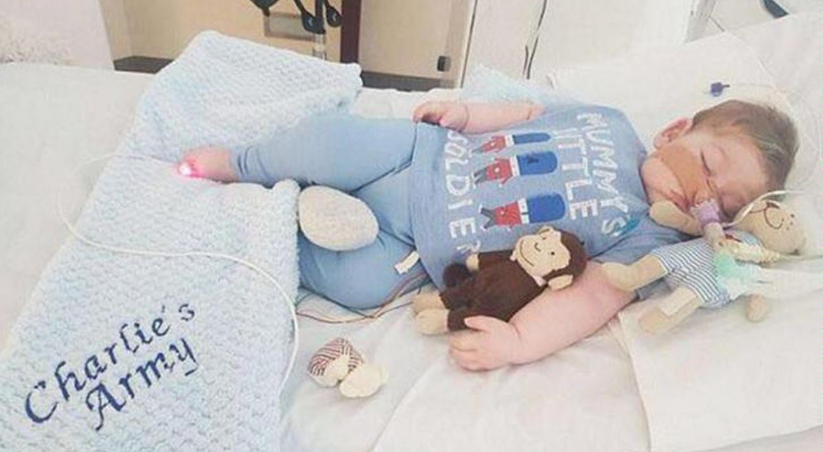"Es demasiado tarde" dijeron los padres del bebito Charlie Gard y aceptaron que ya no es posible salvarlo | Internacionales