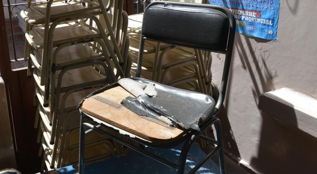 Condenaron a 12 años de cárcel a unos padres que encadenaban a su hijo a una silla | Actualidad