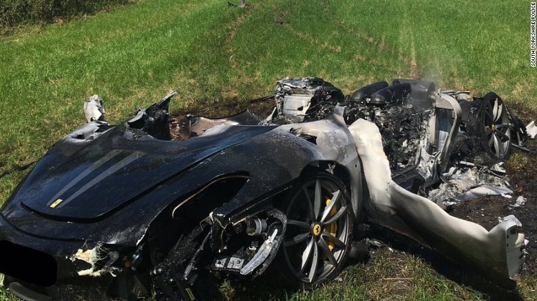 El hombre que destruyó su Ferrari en un choque una hora después de comprarla | Curiosidades