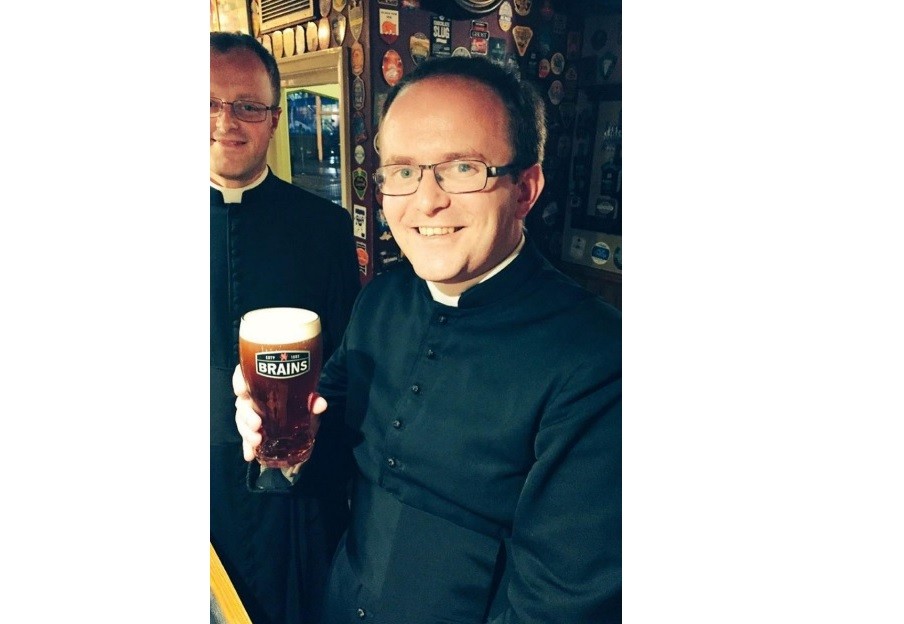 Expulsan a siete curas de un bar por creer que se habían disfrazado para una despedida de soltero | Internacionales