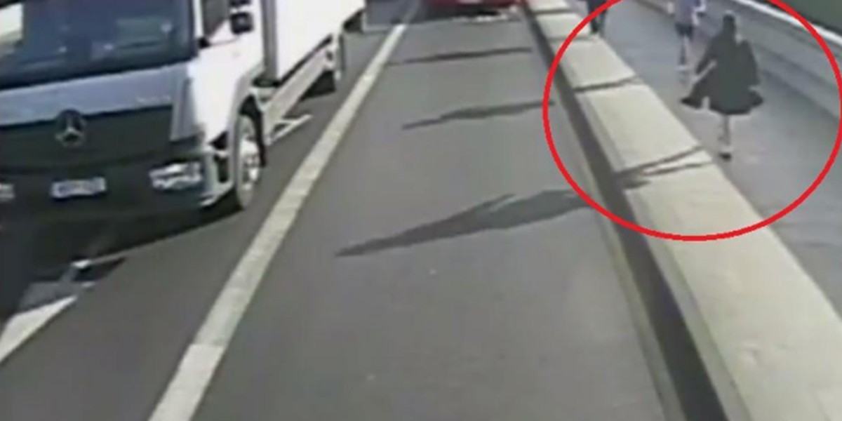 Un runner empujó a una mujer a la ruta: se salvó gracias a la increíble maniobra de un colectivo | Redes