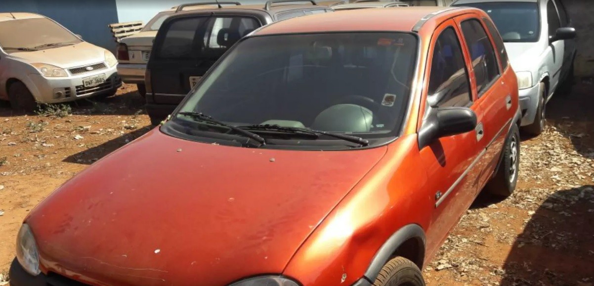 Intentaba sacarse una "selfie" colgado de la ventanilla, chocó el auto y murió | Internacionales