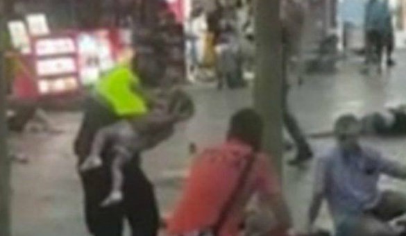 Héroe anónimo: el policía que acuna al bebé tras el atentado en Barcelona | Internacionales