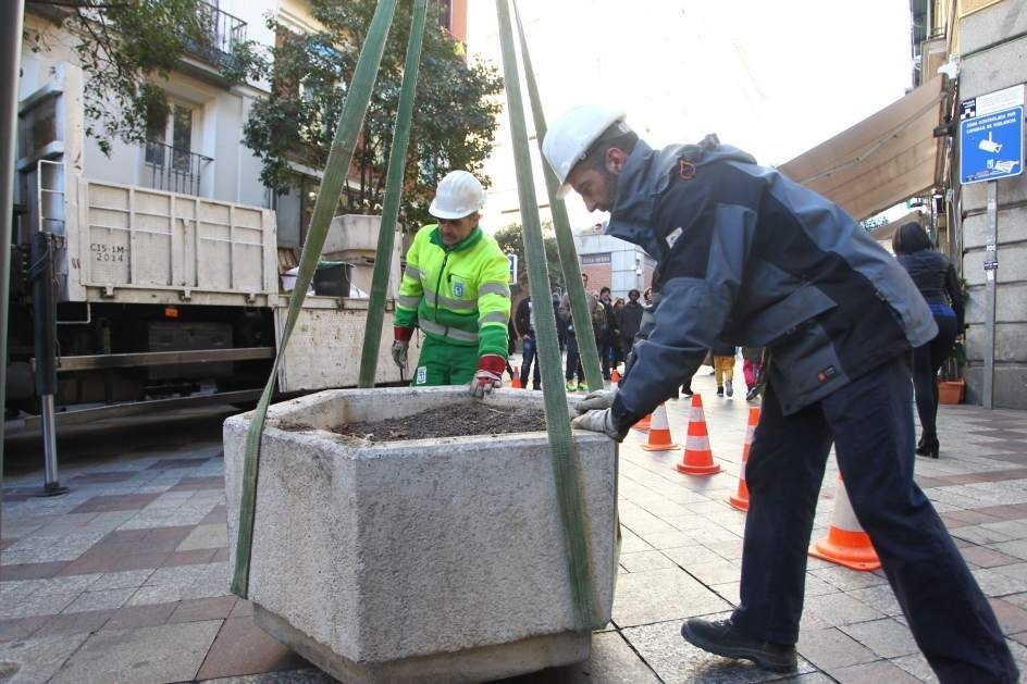 Ordenan reinstalar maceteros antiatentados en el centro de Madrid | Internacionales