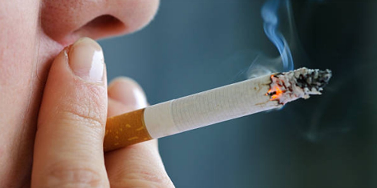 Francia: un hombre quiso estrangular a una mujer por fumar en su mezquita | Internacionales