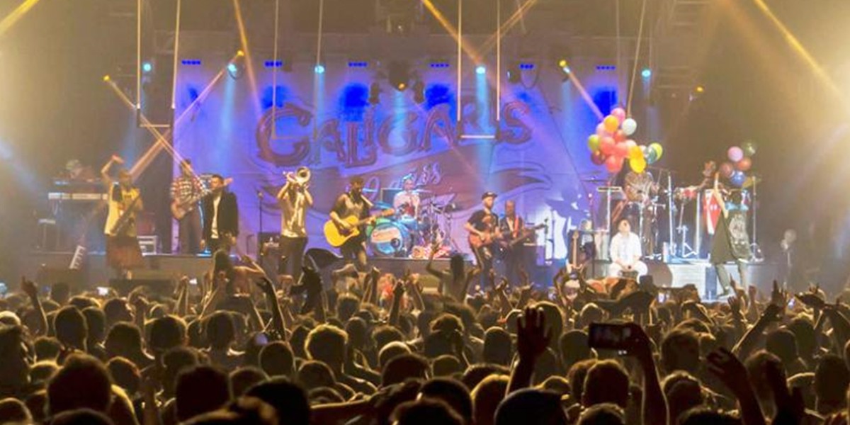 "Me quedé con ganas de invitarte una cerveza": la chica que busca al desconocido con el que bailó en un recital | Redes