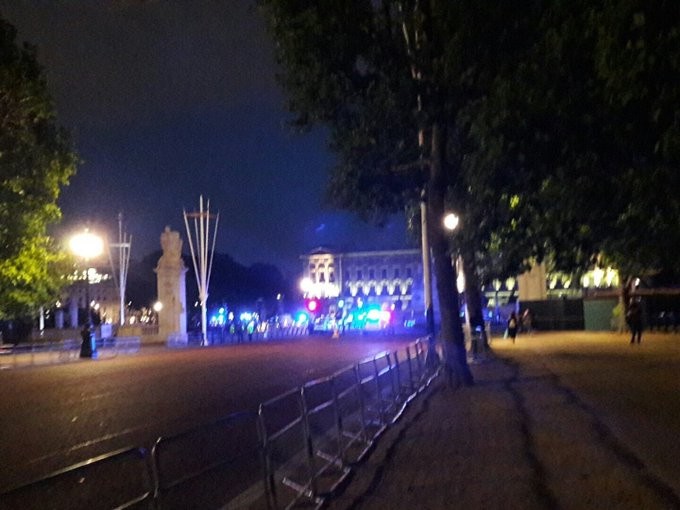 Alerta en el Palacio de Buckingham: un hombre atacó con un cuchillo a dos policías | Internacionales