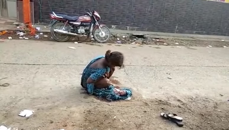 India: una joven dio a luz en plena calle al ser rechazada por los servicios de emergencia | Internacionales