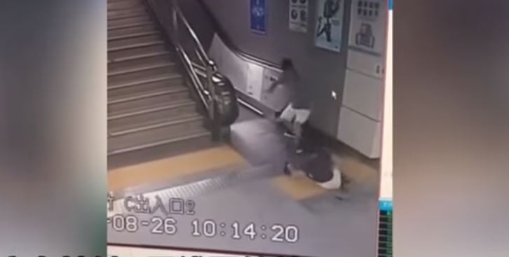 China: la tierra se 'tragó' a una mujer que iba a subir a una escalera mecánica | Curiosidades