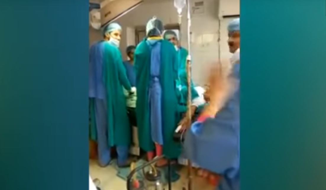 Conmoción en India: médicos se pelean durante una cesárea y la bebe muere durante la operación | Redes