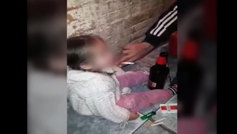 El viral que nos indigna: Le dan cerveza, marihuana y cigarrillos a una nena de 4 años | Redes
