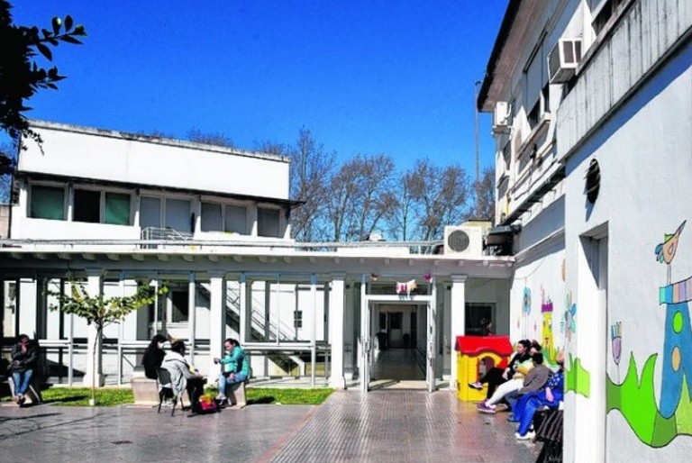 Mamá de 19 años intoxicó a su beba con alcohol y pastillas y la puso en venta en una plaza | Actualidad