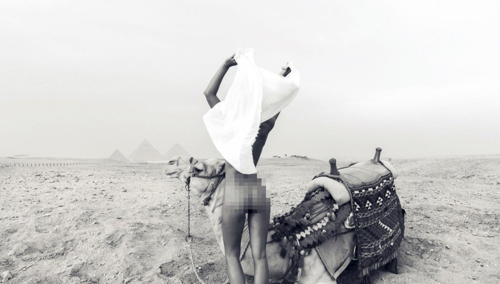 Apresaron a una modelo belga que se fotografió desnuda en las pirámides de Egipto | Internacionales
