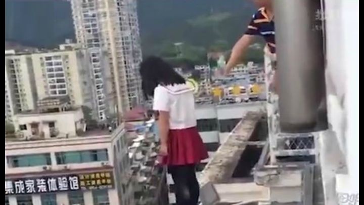 Profesor coraje: el heroico video de un maestro que arriesgó su vida para evitar que su alumna salte desde un edificio | Redes