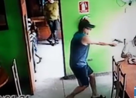 Video escalofriante: el momento en que un sicario corre a una nena para asesinar a un hombre | Internacionales