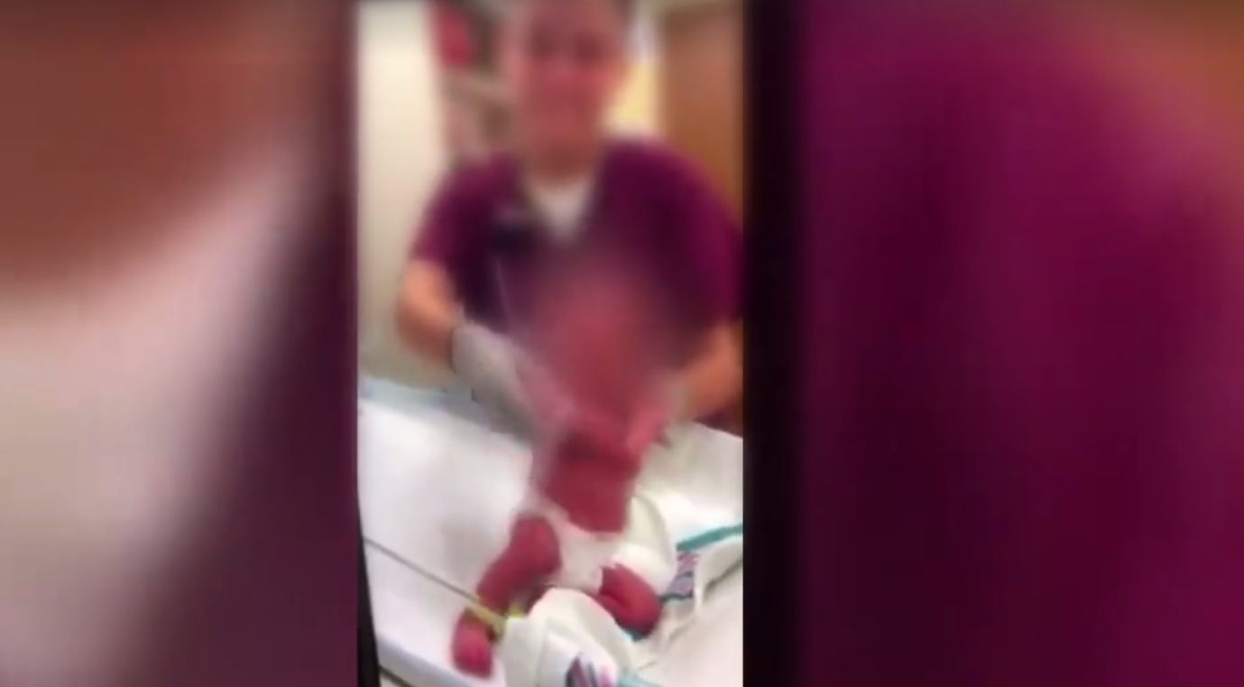 El viral que nos indigna: un enfermero se grabó "haciendo bailar" a un bebé recién nacido y lo destrozaron en las redes | Redes