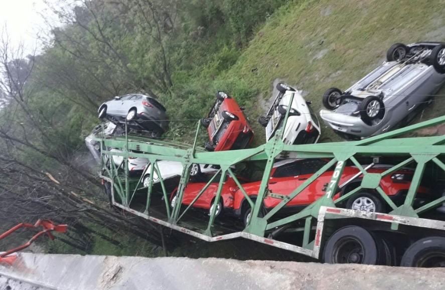 Rosario: Un camión que transportaba autos cayó de un puente | Actualidad