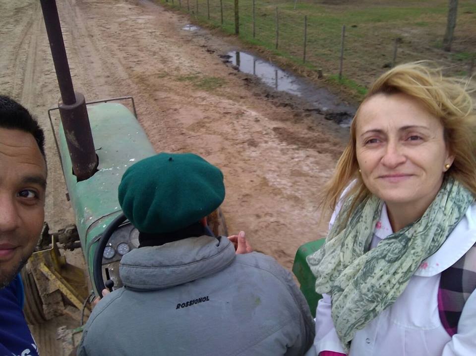 El agua aisló una escuela rural y la maestra va a las casas de sus alumnos en tractor a dar clase | Actualidad