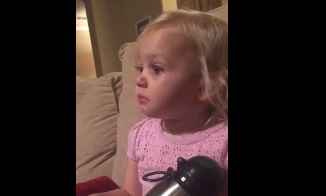 Pura dulzura: la nena de dos años que ve una película y se emociona hasta las lágrimas | Redes
