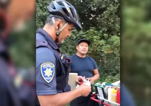 La policía le decomisó la mercadería y lo multó, pero la solidaridad fue más fuerte | Internacionales