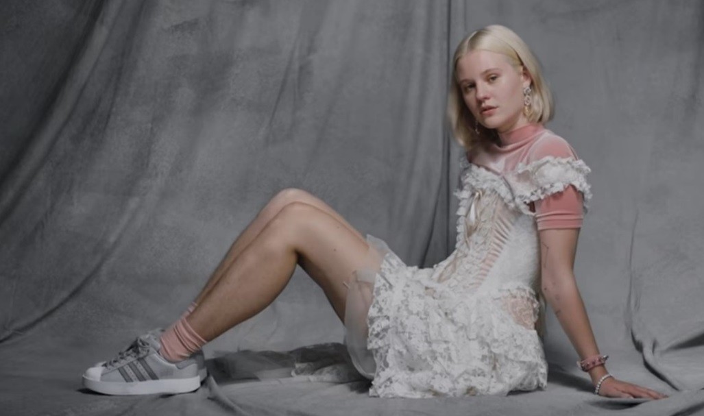 Una modelo protagonizó una campaña de fotos sin depilarse las piernas y la destrozaron | Redes