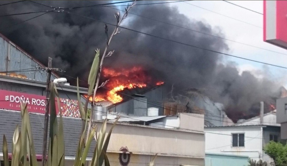Incendio arrasa outlet en Quilmes, no hubo heridos pero hay peligro de derrumbe | Actualidad