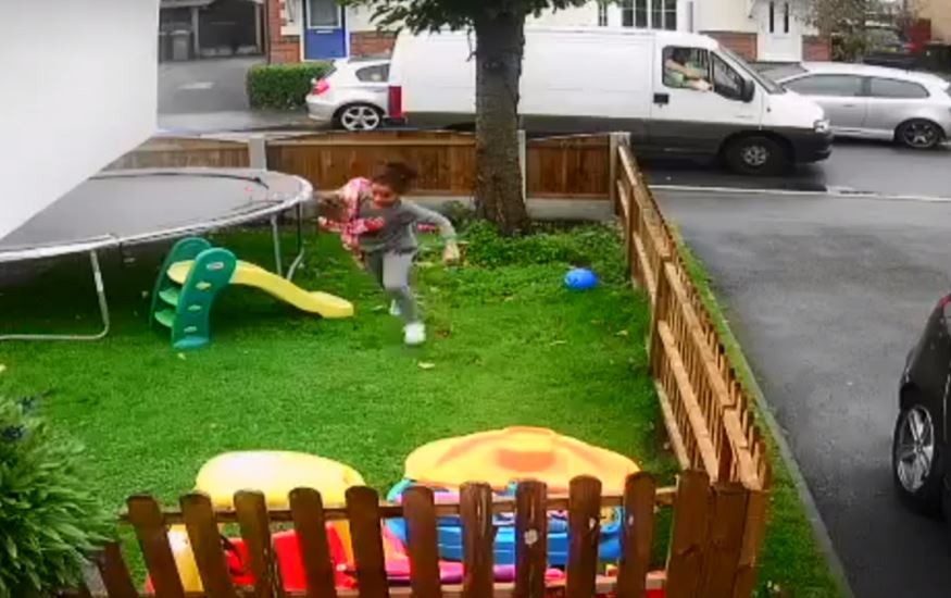 El aterrador momento en que un hombre intentó engañar y secuestrar a tres nenas | Redes