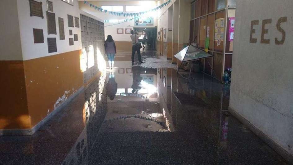 Escuela suspendió las clases por un ataque vandálico: rompieron hasta las cañerías | Actualidad