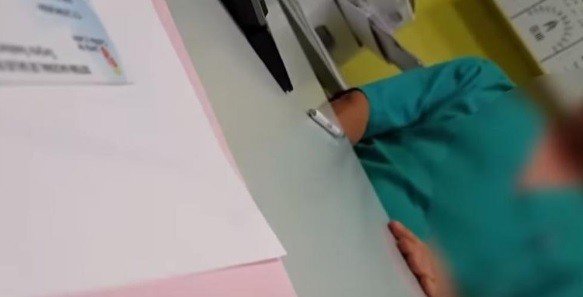 Escándalo en España: suspendieron a un médico que se masturbó delante de una paciente | Internacionales