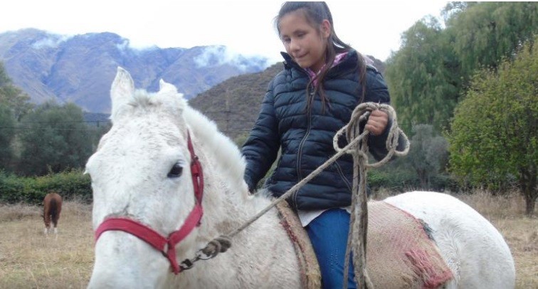 Lucía tiene 12 años, es ciega y todos los días cabalga siete kilómetros para ir a la escuela | Actualidad