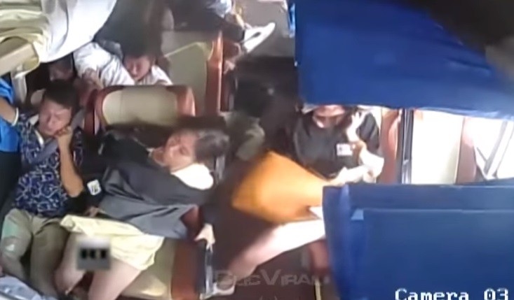 China: los segundos de terror que vivieron los pasajeros de un micro durante un vuelco | Redes