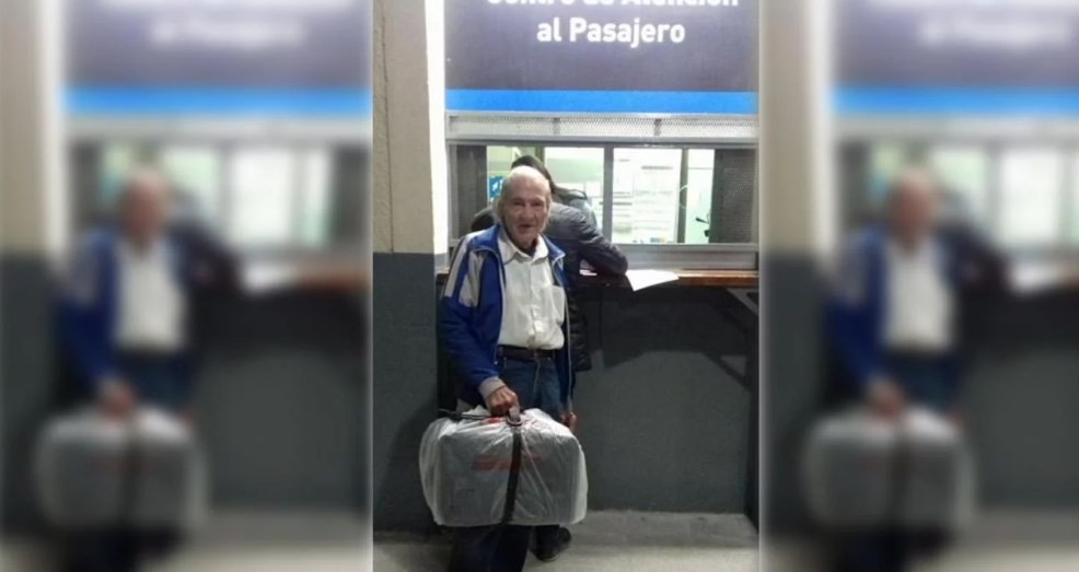 El jubilado que se gana la vida tocando el bandoneón en una estación de tren y fue echado por la policía | Actualidad