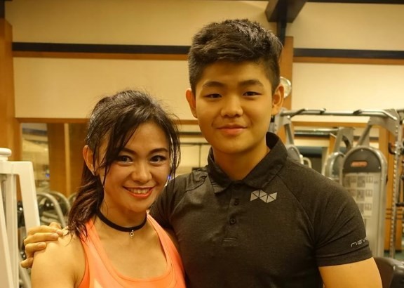 La increíble madre que parece la "hermana" de sus hijos | Redes