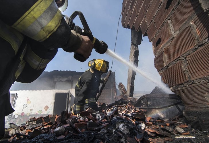 Una pareja y sus cuatro hijos murieron al incendiarse su casa en Quilmes | Actualidad