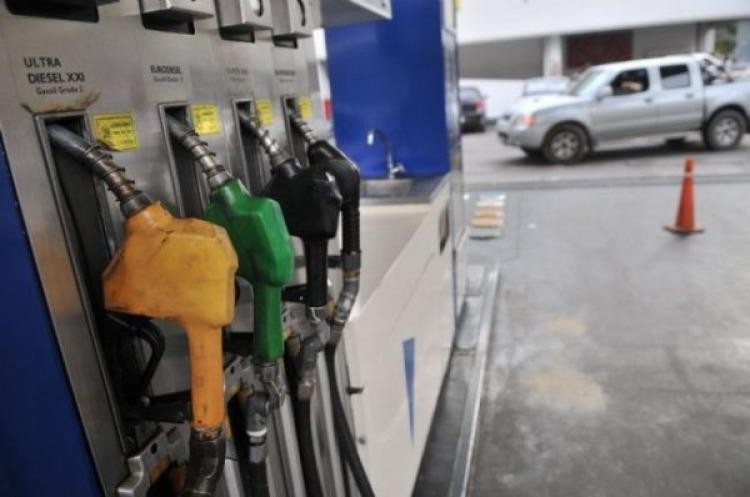 Subió la nafta un 10 por ciento: "Estamos pagando por el combustible lo que se paga en el mundo", dijo Macri | Política