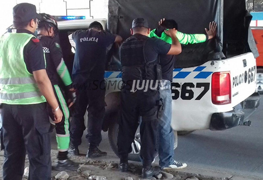 Dos policías borrachos fueron detenidos tras chocar dos veces | Actualidad