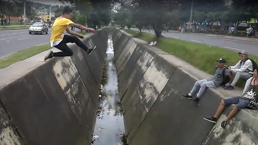 Video viral: el joven que intenta saltar un canal de agua en Bogotá | Curiosidades