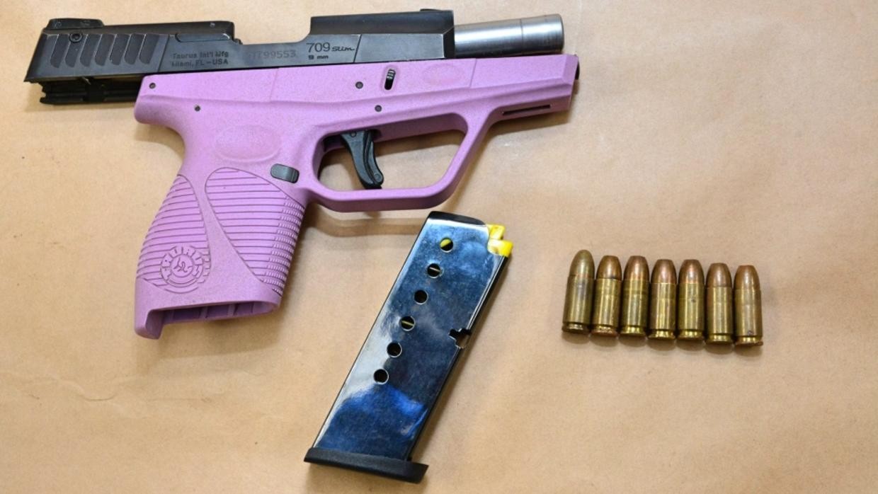 Arrestan a pandillera y en redes sociales se ofrecen a pagarle la fianza: "No sé quien es más linda, si ella o el arma" | Redes