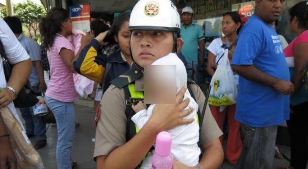 De terror: una mujer abandonó a su bebé en la calle durante los festejos por Halloween | Redes