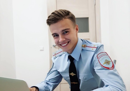 El policía ruso al que le piden arrestos y lo tientan para trabajar en TV | Redes