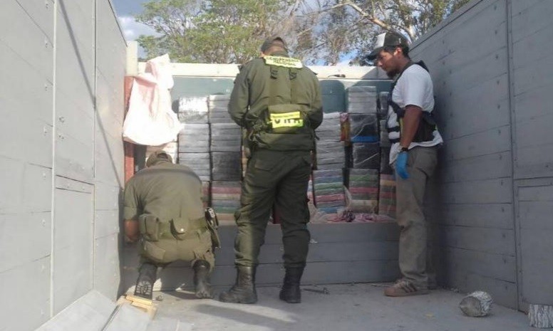 Operativo "Coca Rastrojera" termina con el hallazgo de 260 kilos de cocaína en el fondo de una camioneta | Actualidad