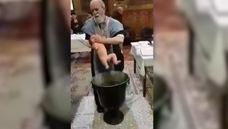 Un sacerdote maltrató a un bebé durante un bautismo porque no paraba de llorar | Redes