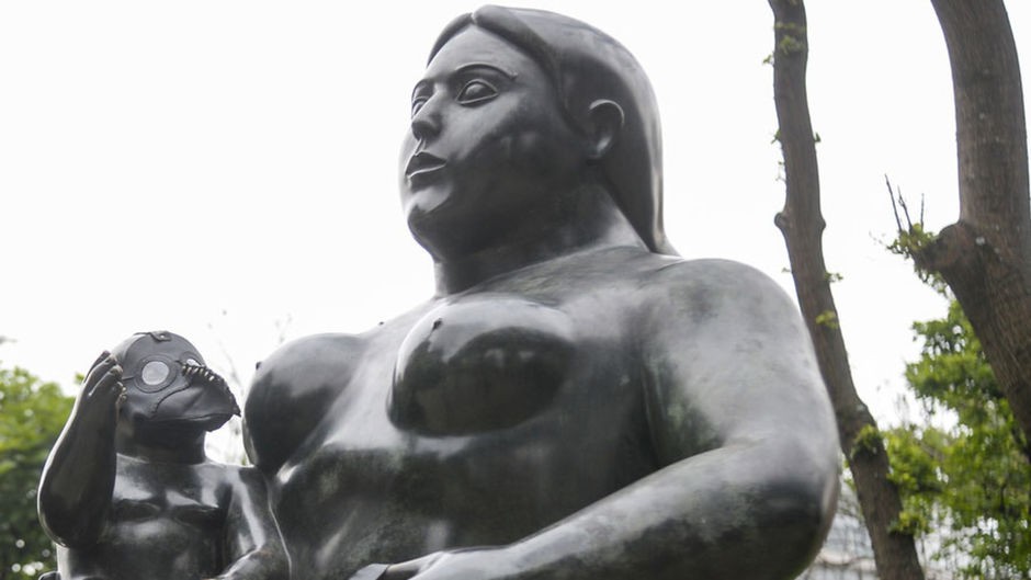 Fue a una galería de arte, tomó una escultura de Botero y se la llevó caminando | Internacionales