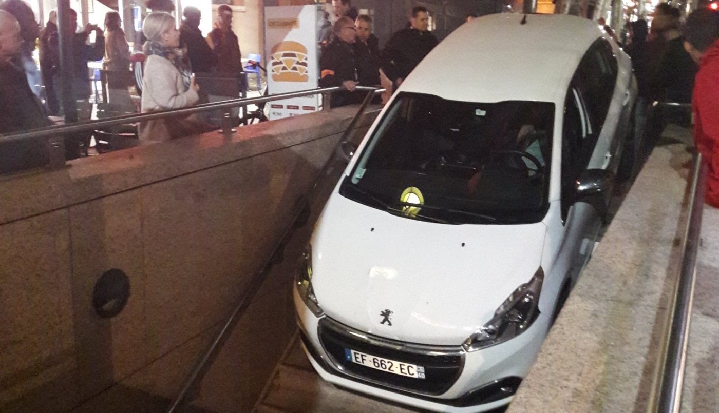 Conductora confundió la entrada del subte con la de un estacionamiento | Redes