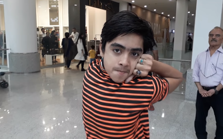 Impresionante video: este adolescente de 14 años puede girar su cabeza 180 grados | Curiosidades