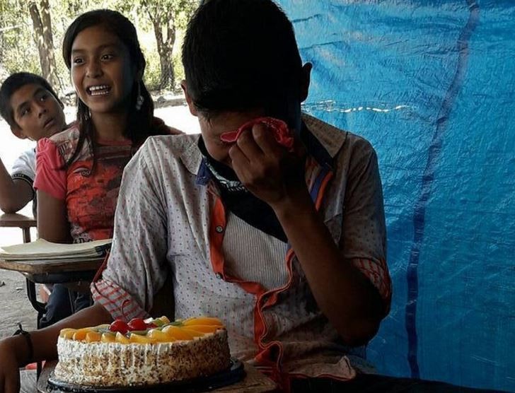 La emoción de un nene al recibir una torta de cumpleaños por primera vez | Redes